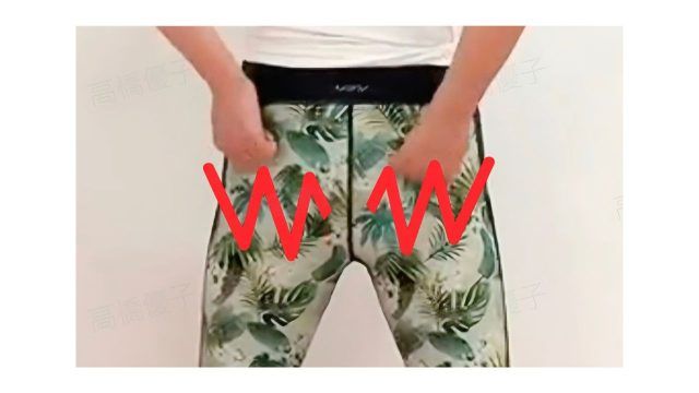 グーにした手をジグザグに動かしてお尻をマッサージする様子