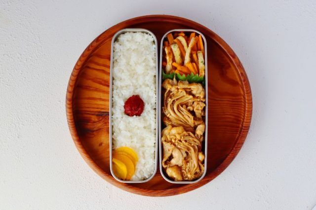 「えのきと豚こま肉の生姜焼き」「にんじんとちくわの磯辺和え」