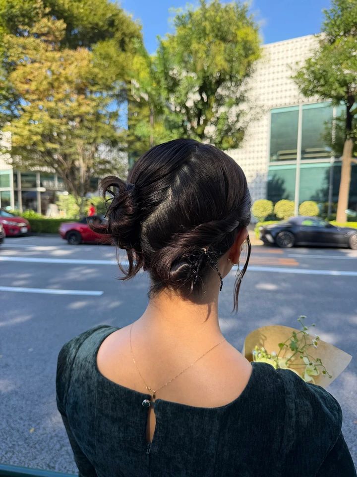 【秋のお呼ばれコーデ】ベロアワンピースとリボンパンプスで楽しむ大人かわいい結婚式スタイル_6