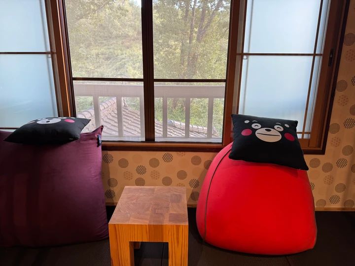 本館の部屋 Yogiboとくまモンクッション 熊本温泉おすすめ宿「おおぎ荘」食事が美味しい旅館 源泉かけ流し熊本 あか牛が食べられる宿 馬刺しが美味しい宿 星空が見える温泉宿 混浴温泉 阿蘇温泉 熊本温泉宿 扇温泉 黒川温泉が近い宿 熊本旅行