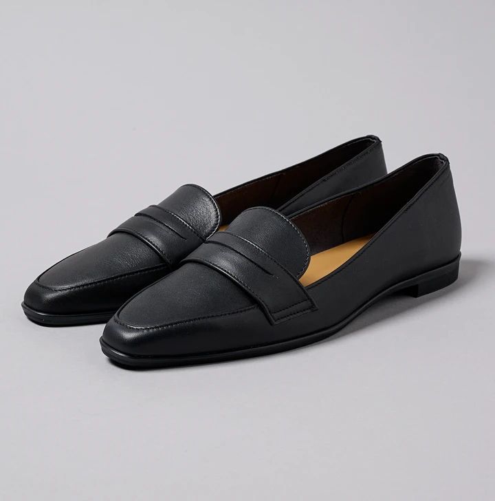 「ウォッシュ」の「晴雨兼用ポインテッドトゥローファー」￥17600