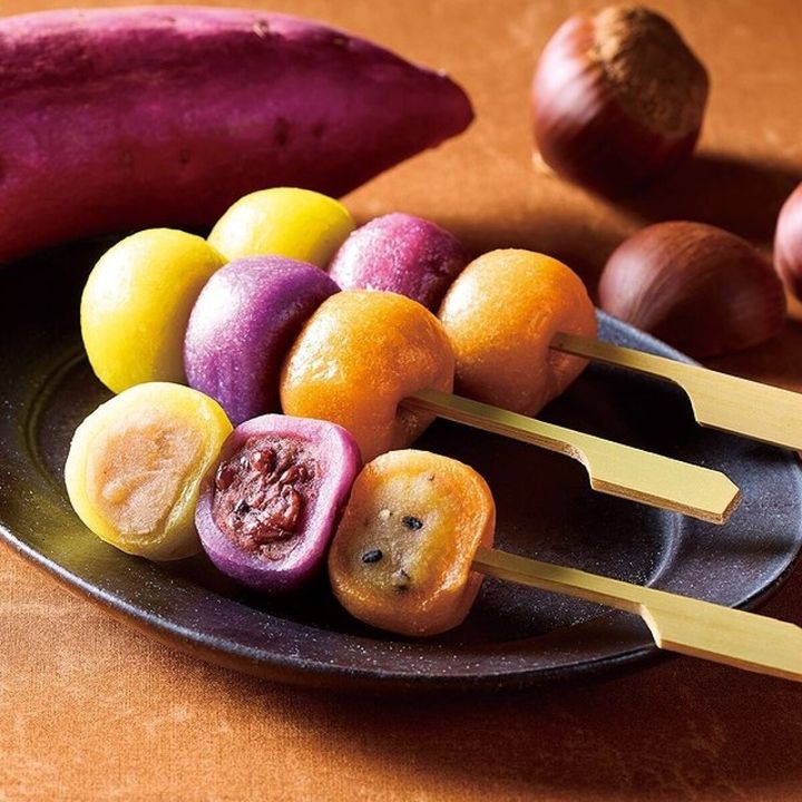串に刺さった三色あん団子。割れた団子から餡が見える