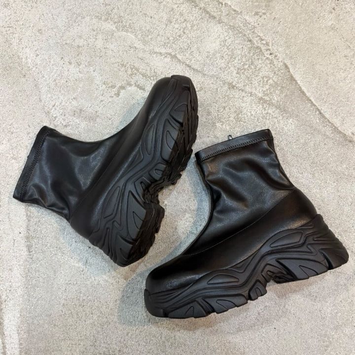 黒い厚底ストレッチブーツ