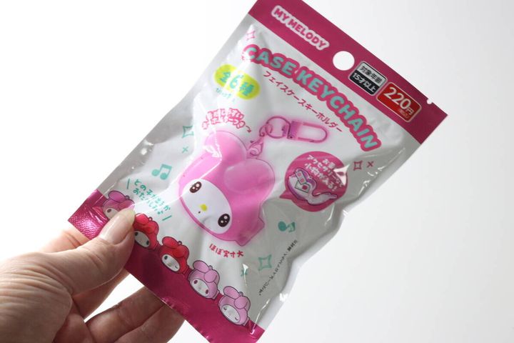 女性がマイメロディキーホルダーのパッケージを持つ手元