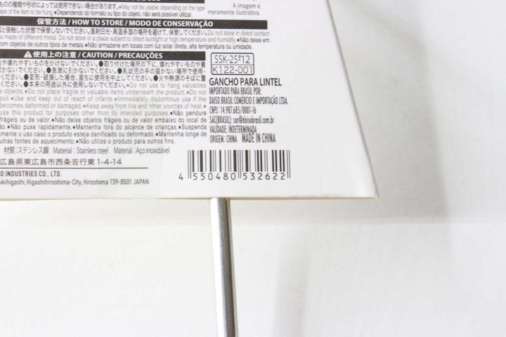 ダイソー鴨居用便利フックのパッケージ裏面にある商品情報と注意書き。