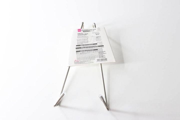 パッケージに入ったダイソー鴨居用便利フック。ステンレス製でフックが2つある。