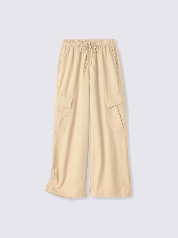 ベージュのコーデュロイカーゴパンツ