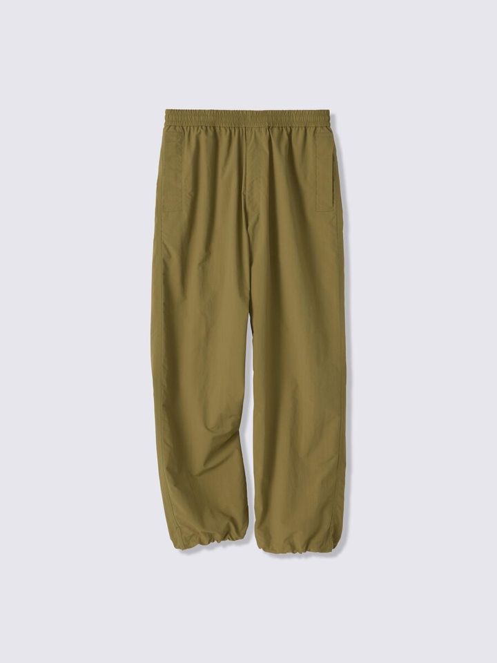 オリーブ色のナイロンリップストップユーティリティパンツ