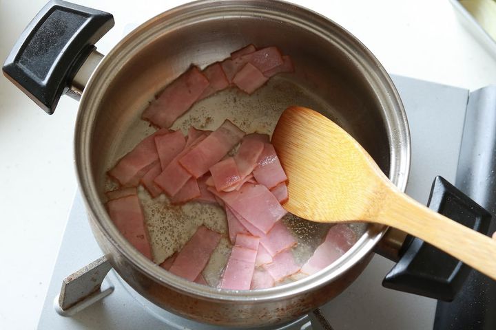 鍋でベーコンを炒める様子