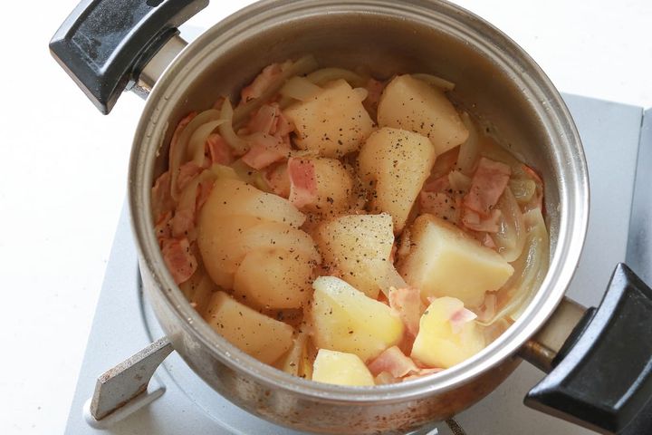できあがったじゃがいもとベーコンのコンソメ煮