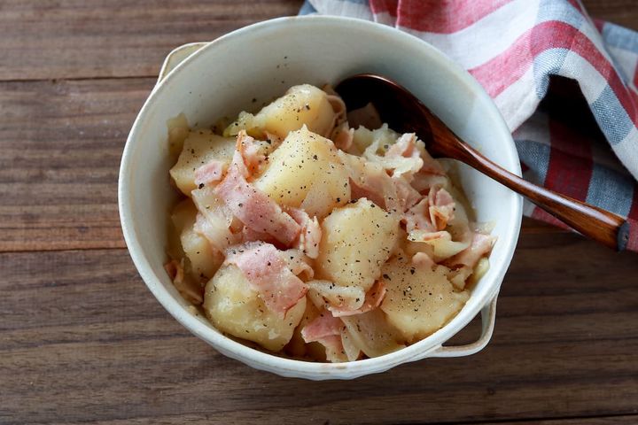 器に盛り付けたじゃがいもとベーコンのコンソメ煮