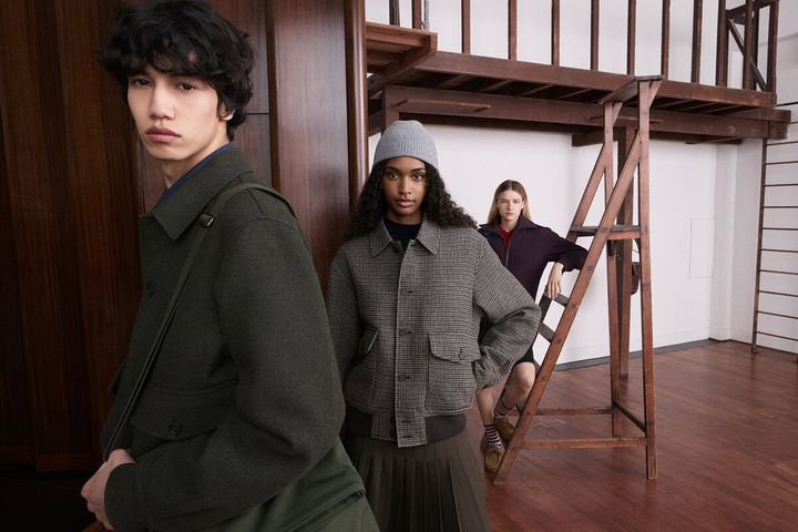 ヴィンテージライクな表情と現代的な機能性を融合した、UNIQLO and JW ANDERSON（ユニクロ アンド JW アンダーソン）の2026年秋冬コレクション。演劇や自由な芸術表現に着想を得た新作が、10月16日（金）より順次発売となる。