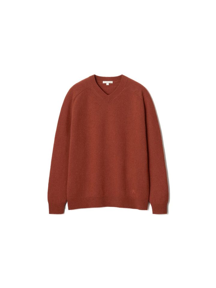 ニットは、Vネックセーターやクルーネックベストなどを展開。豊富なカラーと印象的なパターンデザインが、秋冬のスタイリングを彩る。