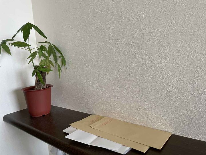画像2: 重ね貼り & 置きっぱなしの紙類をすっきりさせたい！