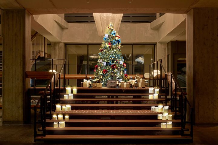 今年のクリスマス、横浜のレトロモダンなホテルで特別なひとときを過ごすのはいかが？〈OMO7横浜 by 星野リゾート〉のレガシークリスマス