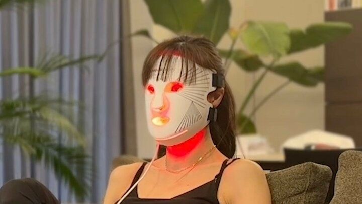 【写真・画像】56歳“奇跡の美魔女” 美容家電を装着した衝撃姿を公開 1枚目