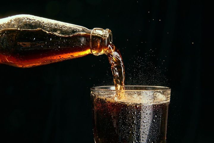 グラスに注がれるコーラ