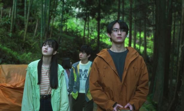 【写真を見る】父の死の真相を追う春馬たちはとある廃村にたどり着く [c]2026映画『巨頭オ』製作委員会