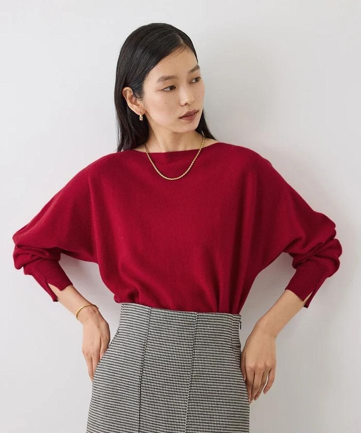 画像: カシミヤ100% ボートネックドルマンスリーブニット（ワイン）¥29,700（ロペ） ◾️11月上旬発売予定 ◾️J'aDoRe・店舗限定サイズ 出典：ロペ