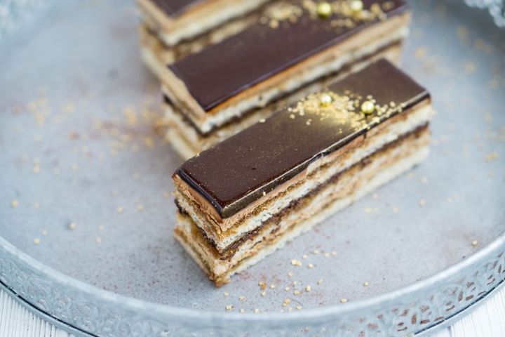 お皿に並ぶオペラ チョコレートケーキ