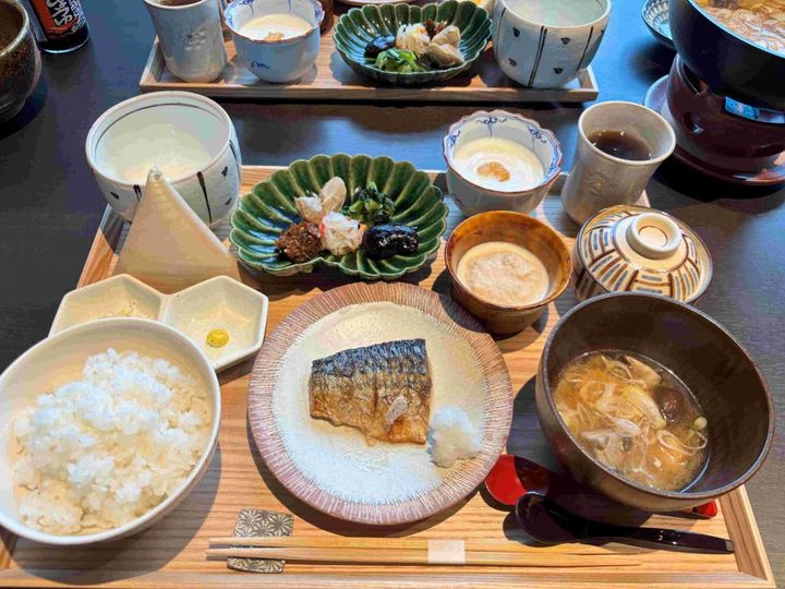 こんにゃく、しいたけ、ねぎなどが入った郷土料理「こしね汁」