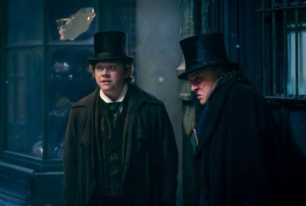 「ハリー・ポッター」シリーズのロン役でお馴染みのルパート・グリントが、スクルージの秘書ボブ・クラチット役！ [c] 2026 Paramount Pictures. All Rights Reserved.