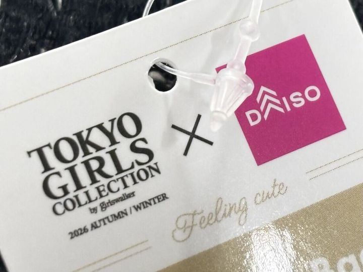 「TOKYO GIRLS COLLECTION」と「DAISO」のコラボロゴが書かれた商品タグのクローズアップ