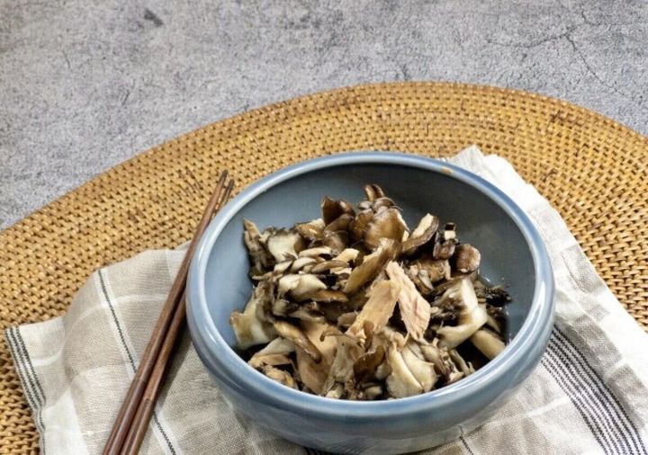 青い小鉢に盛られた舞茸とツナの和え物（無限舞茸）と箸