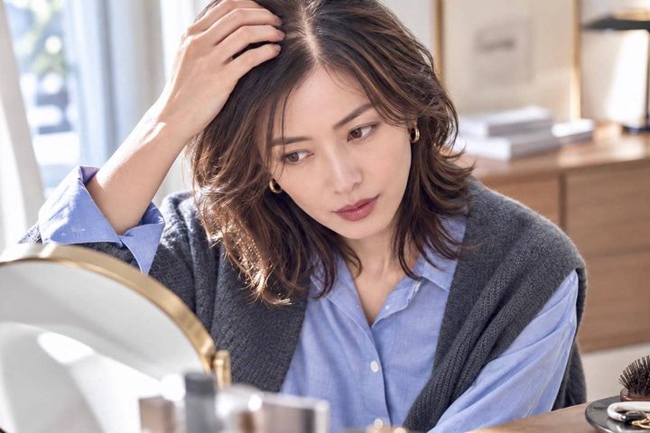 髪の分け目が以前より目立つようになった…。40代以降が気づきたい“老化サイン”