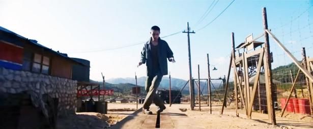 ヒットナンバーに乗せたD.O.(EXO)の華麗なタップダンスが炸裂した(『スウィング・キッズ』) [c] Well Go USA /Courtesy Everett Collection