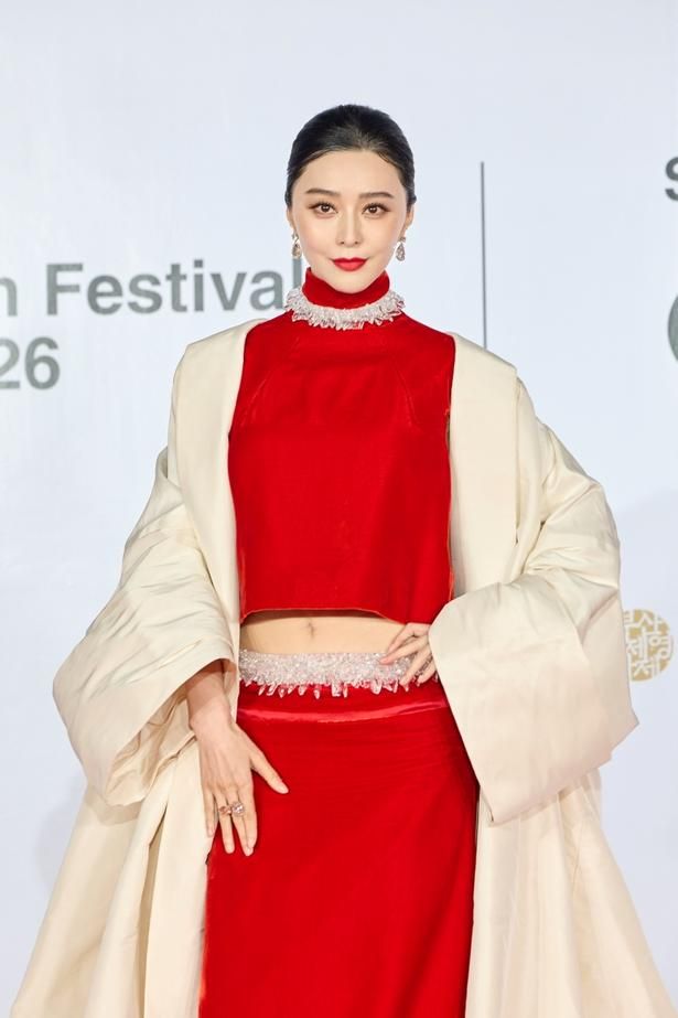 鮮やかな真紅のドレスで視線を集めたファン・ビンビン [c]BIFF2026