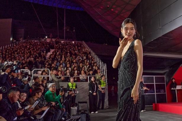 アイドル出身ならではのファンサービスで魅了したキム・ドヨン [c]BIFF2026