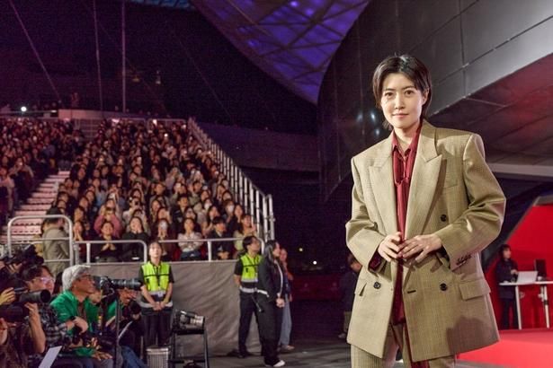 スタイリッシュなスーツ姿でボーイッシュな魅力を披露したシム・ウンギョン [c]BIFF2026
