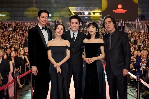 【写真を見る】第31回釜山国際映画祭のレッドカーペットを彩ったスターたちのファッションをご紹介！ [c]BIFF2026