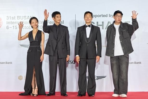 観客席に向かって手を振る『プルンギル ー青の道ー』チーム [c]BIFF2026