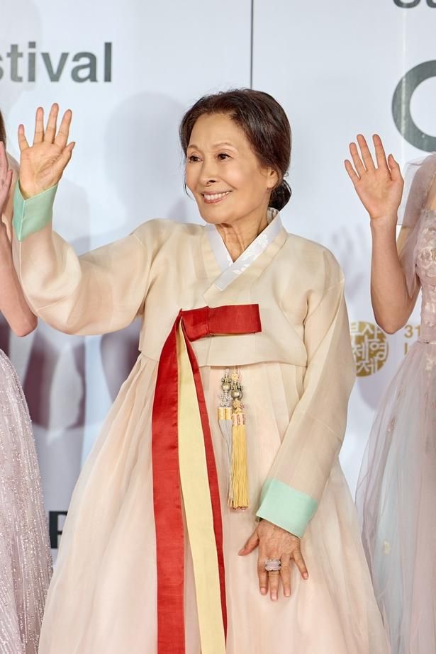 美しい韓服姿で登場したキム・ヘジャ [c]BIFF2026