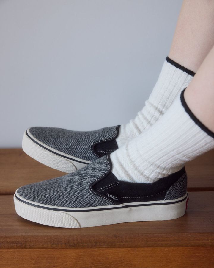 V98CF TWEEDのBLACK。ヘリンボーン柄とスエードを組み合わせたスリッポン