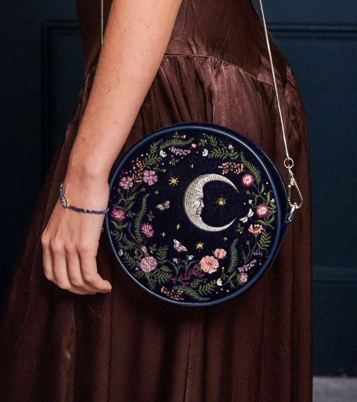 月と野花を刺繍したネイビーのChloeサークルバッグ