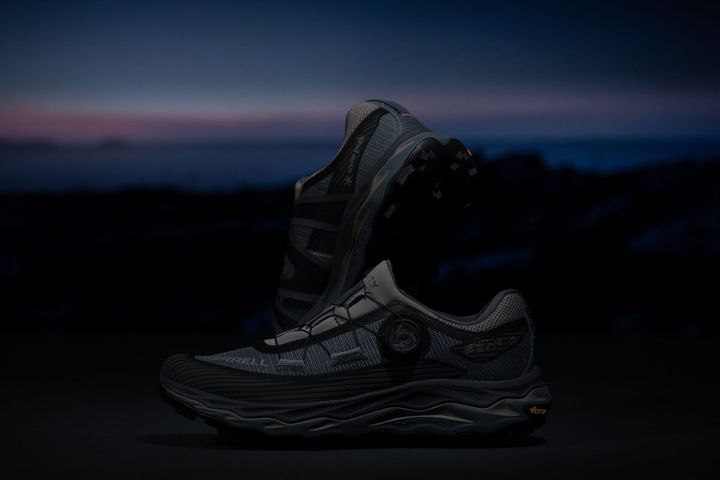 「AGILITY PEAK 6 BOA® SP（アジリティ ピーク 6 ボア® スノーピーク）」は、MERRELLの高機能トレイルランニングシューズ「AGILITY PEAK 6 BOA®」をベースにした特別仕様の一足。