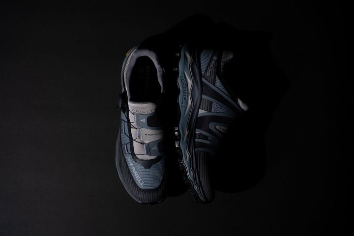 夜明け前の静かなフィールドを、落ち着いたブルーグレーで表現。Snow Peak（スノーピーク）とMERRELL（メレル）のコラボレーション第4弾「AGILITY PEAK 6 BOA® SP」が、10月16日（金）に発売される。