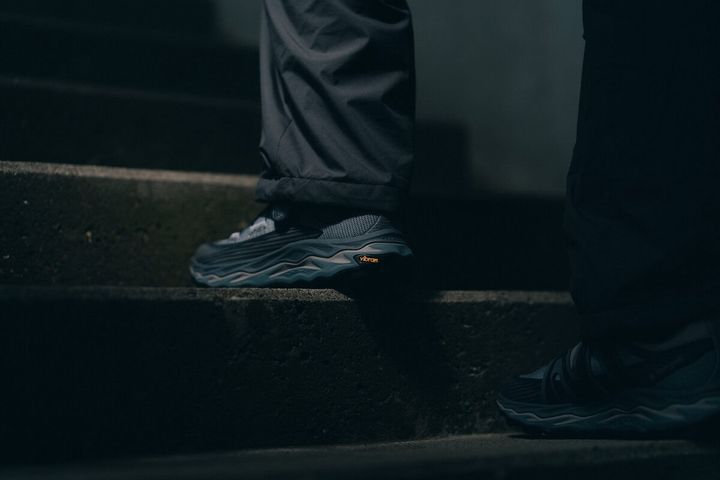BOA® Fit SystemにはPerformFit Wrap構造を採用し、ミリ単位でフィット感を調整可能。通気性と耐久性に優れたメッシュ、シンセティック、TPUを組み合わせたアッパーに、小石や砂の侵入を防ぐベローズタン、快適な足当たりをもたらすパッド入りの履き口を備えている。
