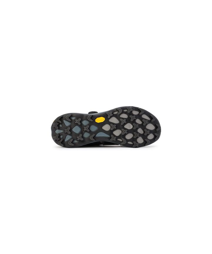 アウトソールには、濡れた路面でも乾いた路面でも高いグリップ力を発揮するVibram® MegaGripを採用。推進力を高め、泥離れにも優れたVibram® Traction Lugテクノロジーを組み合わせ、トレイルからキャンプフィールド、日常まで幅広いシーンを支える。