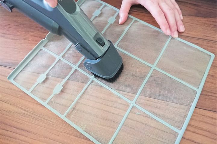 エアコンのコンセントを抜く。フロントパネルを開けてエアコンのフィルターを外し、表面（室内側）に掃除機をやさしく当ててホコリを吸い取る。