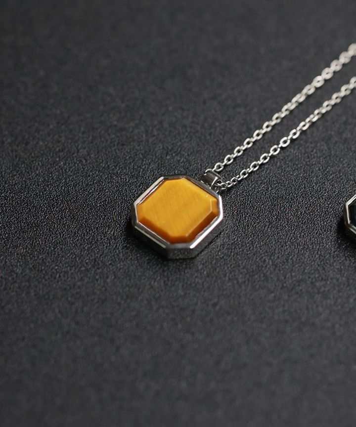 黄金色の石を八角形にカットしたDan Pendant Tiger Eye