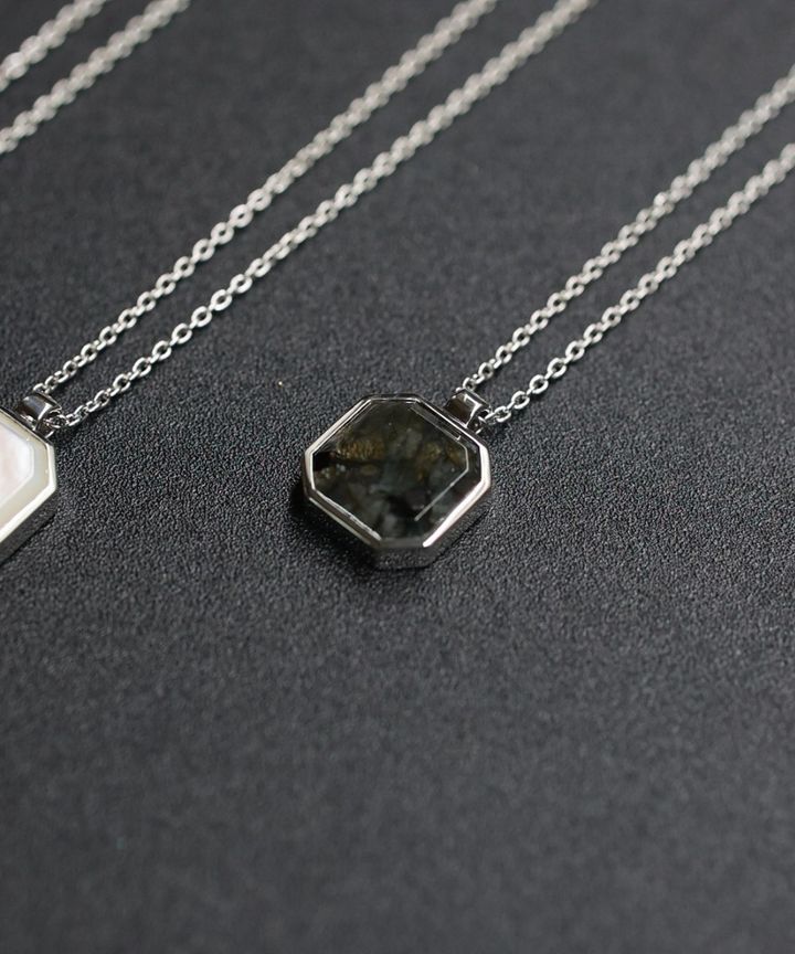 黒系の石に模様が見えるDan Pendant Black Larvikite