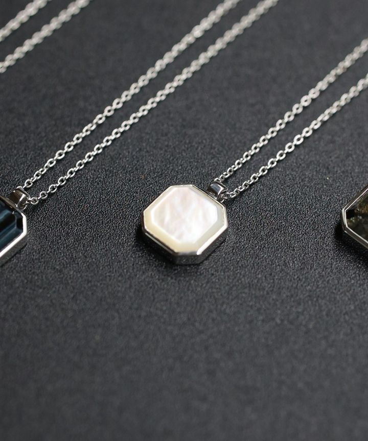 白い真珠母貝を使ったDan Pendant White MOP