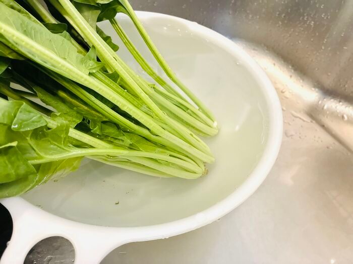 【ほうれん草】根元の砂までスッキリ落とす洗い方！洗ったつもりなのに「ジャリッ！」はもう卒業♪