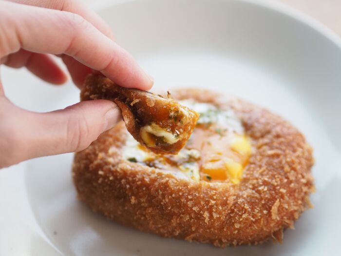『市販のパン』をひと手間アレンジ！蒸しパンはサクふわ、カレーパンはカリとろに♪