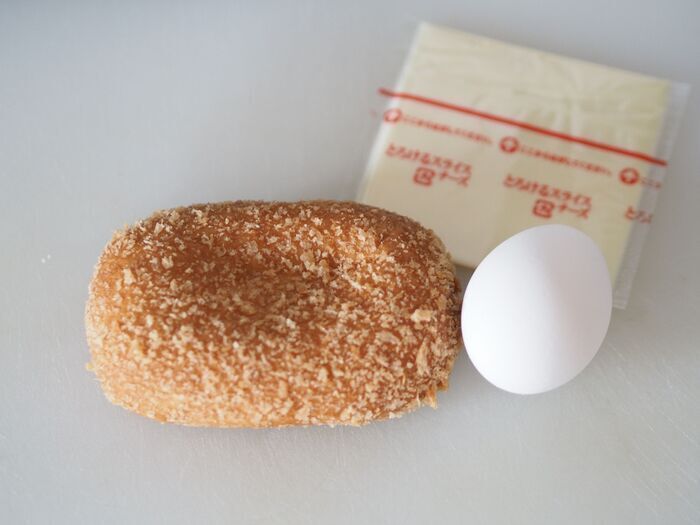 『市販のパン』をひと手間アレンジ！蒸しパンはサクふわ、カレーパンはカリとろに♪
