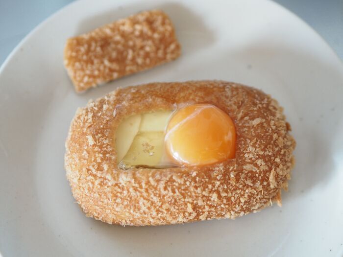 『市販のパン』をひと手間アレンジ！蒸しパンはサクふわ、カレーパンはカリとろに♪
